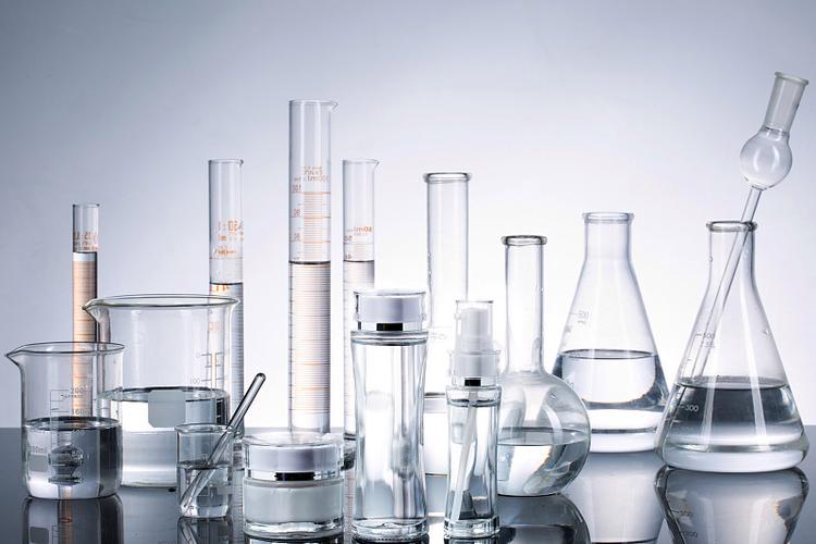 跨界融合 護膚精華與紡織品美學(xué)在視覺呈現(xiàn)中的創(chuàng)新應(yīng)用